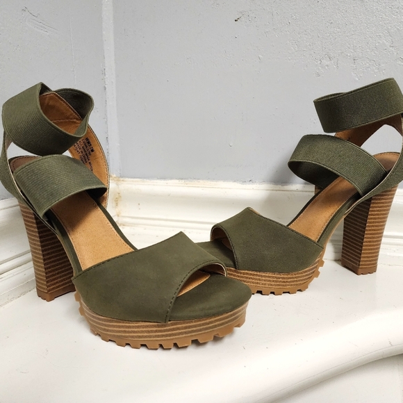 Women's Green Pumps - Picture 1 of 7